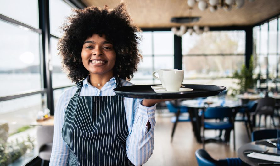 Serveur – Serveuse en restaurant : fiche métier complète, formation & perspectives d’emploi